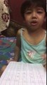 معصوم بچی کے پڑھنے کا ایسا انداز جسے دیکھ کر آپ اپنی ہنسی رو ک نہیں پائیں گے۔ ویڈیو: میاں ادریس۔ فیصل آباد