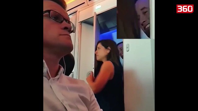 Filmohet cifti duke kryer marredhenie ne avion, shikoni reagimin e pasagjereve (360video)