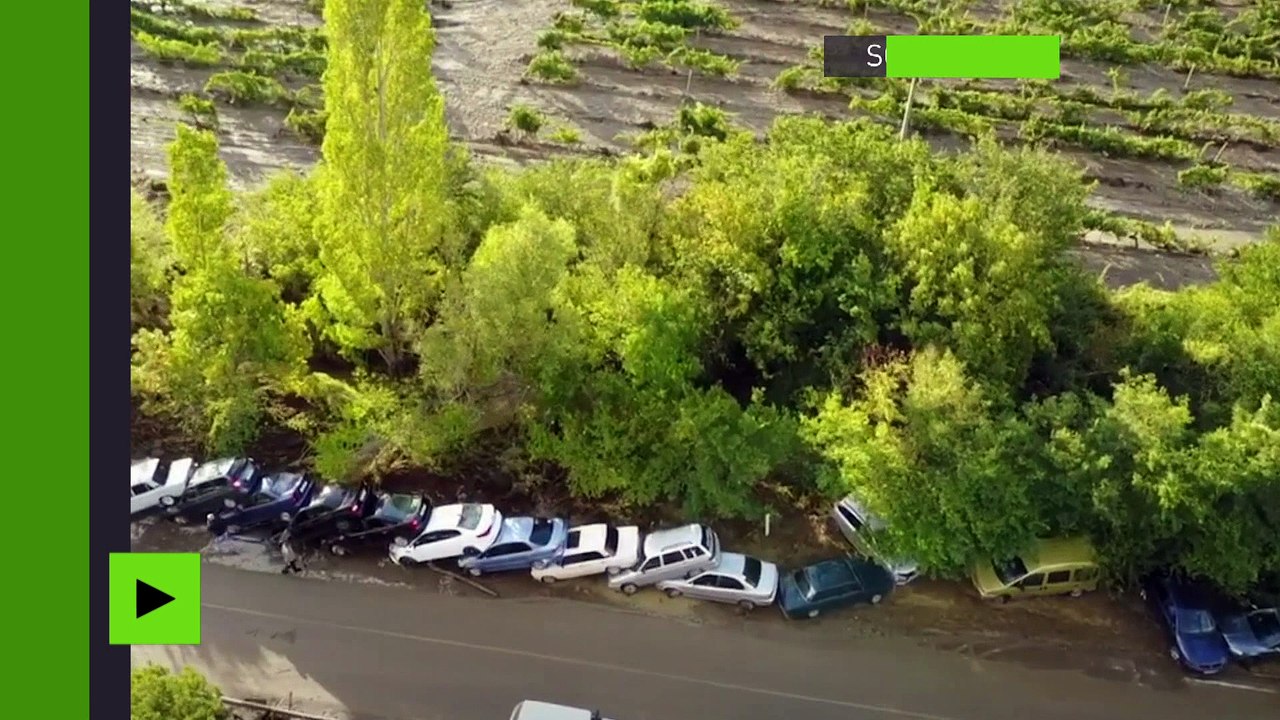 Des dizaines de voitures empilées les unes sur les autres à la suite d'une coulée de boue en Crimée