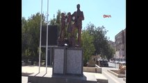 Diyarbakır'da Atatürk Anıtı'na provokasyonda bulunan kişi gözaltına alındı