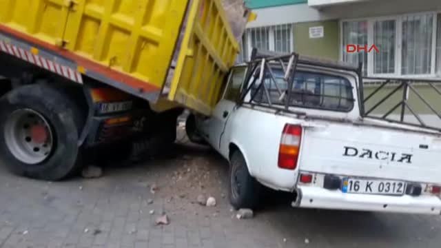 Bursa'da Freni Boşalan Kamyon İstinat Duvarını Yıkarak Kamyonete Çarptı