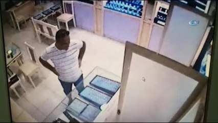 Tezgahtara İsmiyle Hitap Edince İşi Kolay Oldu... Hırsızlık Güvenlik Kamerasında