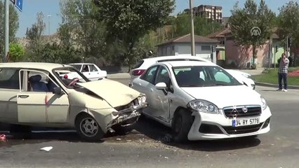 İki Otomobil Çarpıştı: 4 Yaralı