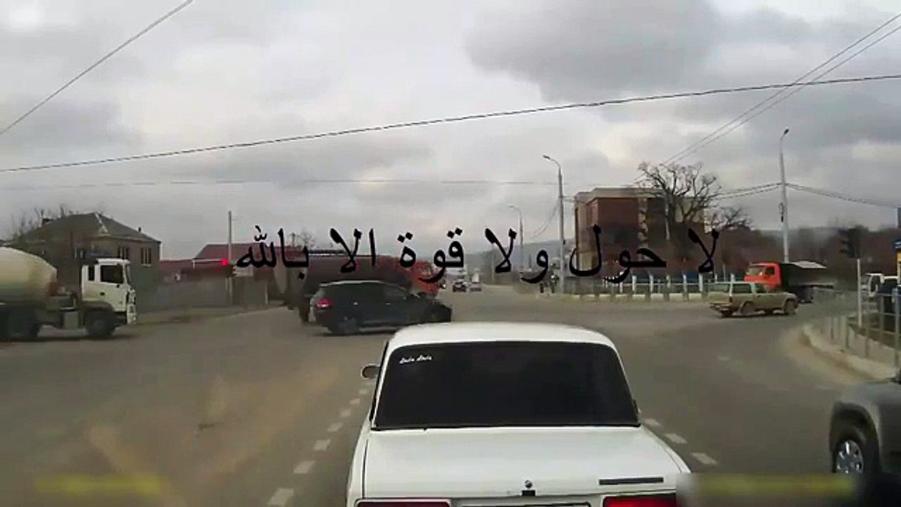 سائق شاحنة مجنون قاطع اشارة حادث خطير