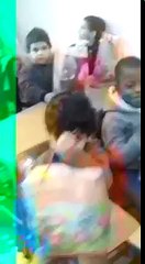 طلاب حضانة فرحانين