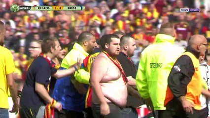 Lens-Brest : Les supporters Sang et Or envahissent le terrain