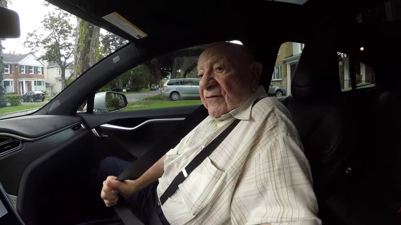 Il balade son grand père de 97 ans dans une Tesla : comme un gamin !