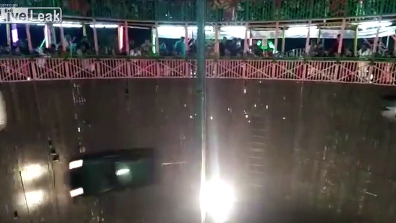 Ils roulent en voiture sur un mur vertical et terminent mal au sol pendant un spectacle en Inde
