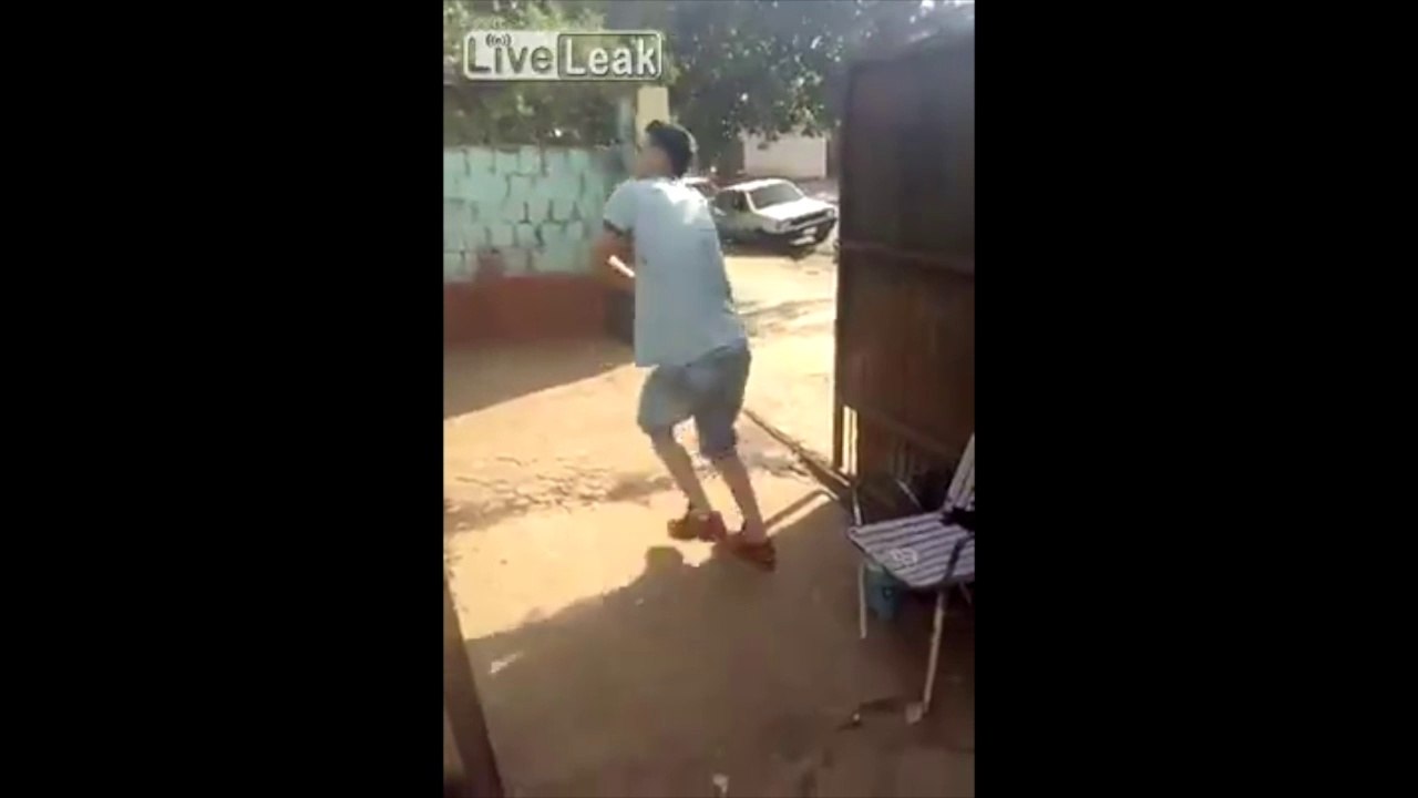 Il fume trop, devient fou et va s'effondrer au sol.. KO