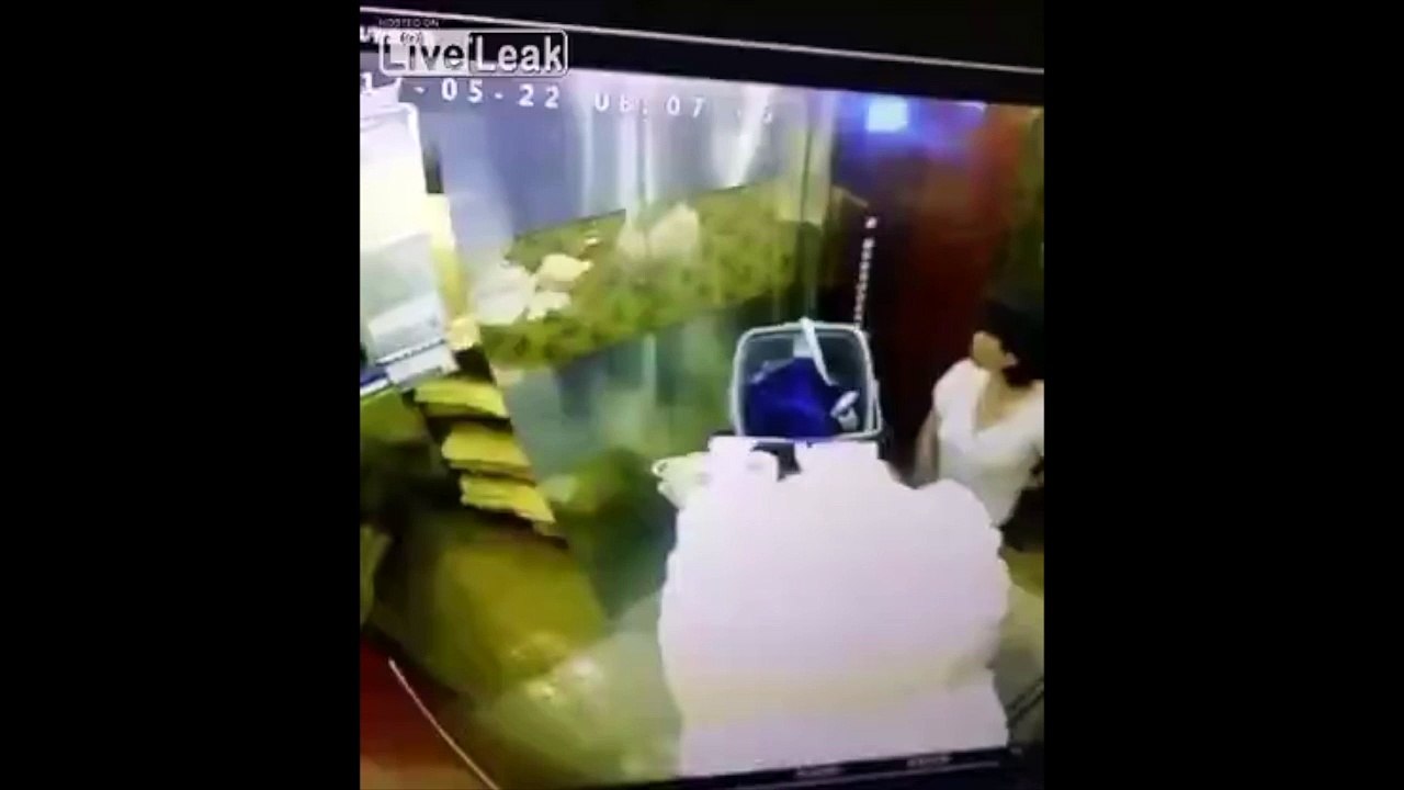 Ce ascenseur avale littéralement la femme de ménage de l'hotel !!