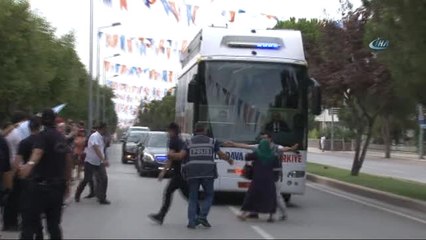 Cumhurbaşkanıyla Konuşmak İstedi, Yanlış Otobüsün Önüne Atladı