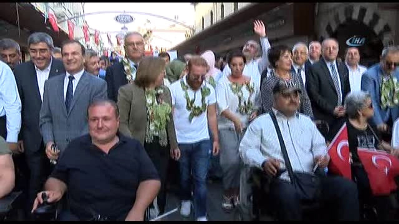 Adalet Bakanı Gül ve Ünlü Sanatçılar Antep Fıstığı İçin Yürüdü
