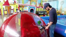 Canal cylindre de drôle dans enfants en jouant jouets vidéo en marchant eau 2017
