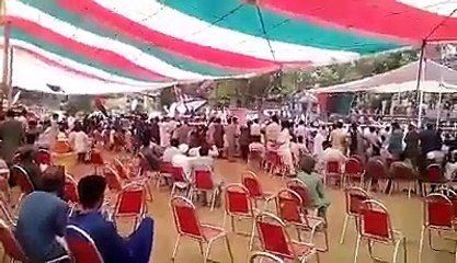 Bilawal Khali Kursio Ke Sath Kaptaan Ko Dhamki Dete Huwe