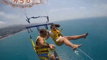 La corde lâche pendant que ce couple fait du parachute ascensionnel.