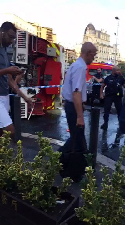 Marseille : un camion des marins-pompiers se renverse place Castellane