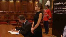 Los Reyes firman en el libro de condolencias del ayuntamiento de Barcelona