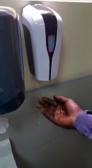 Un distributeur de savon raciste