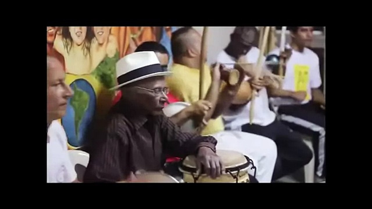 Mestre Ananias na bateria de Capoeira Angola