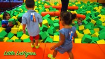 Énorme intérieur Cour de récréation géant gonflable diapositives et rebondir maison pour enfants jouer amusement petit