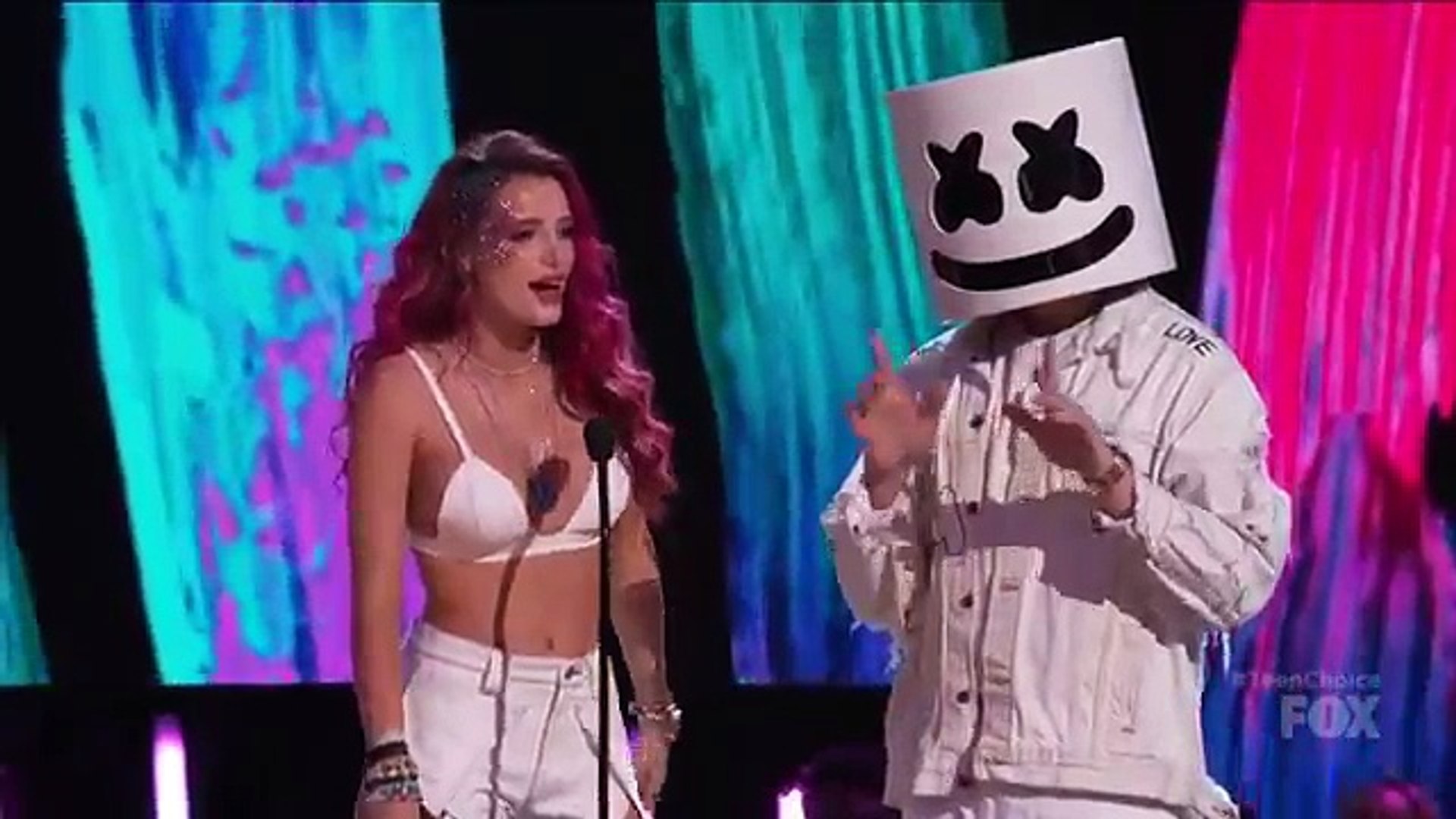 ⁣Marshmello and Bella Thorne Present at Teen Choice Awards 2017 - Logan Paul Liza Koshy Fifth Harmony