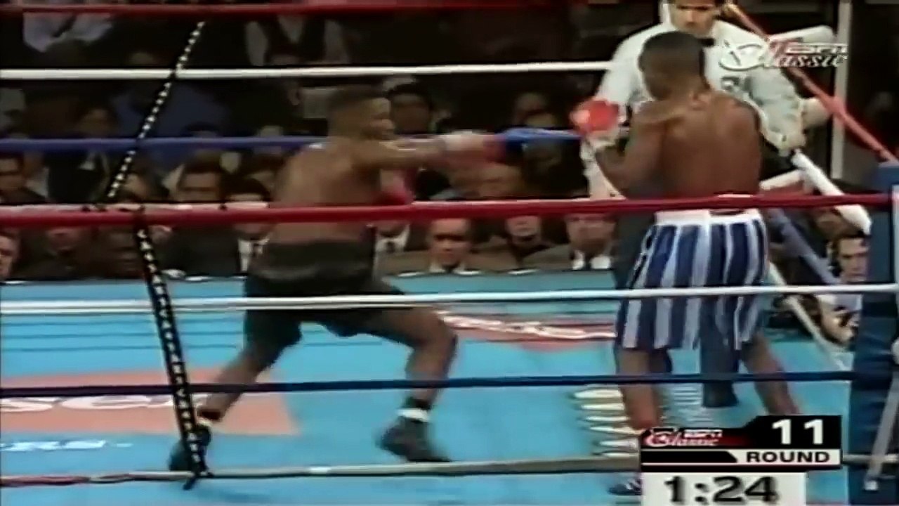Shocking Scene / Boxer gets almost Killed by bad Referee