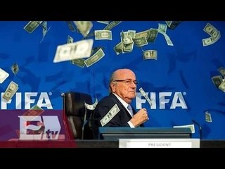 Lanzan billetes falsos a Joseph Blatter durante rueda de prensa / Titulares de la Noche