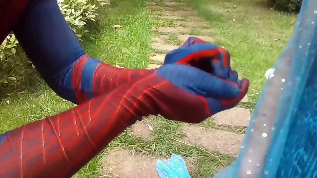 Hombre araña y congelado primero amor con rosado Chica araña Ana bromista superhéroes en