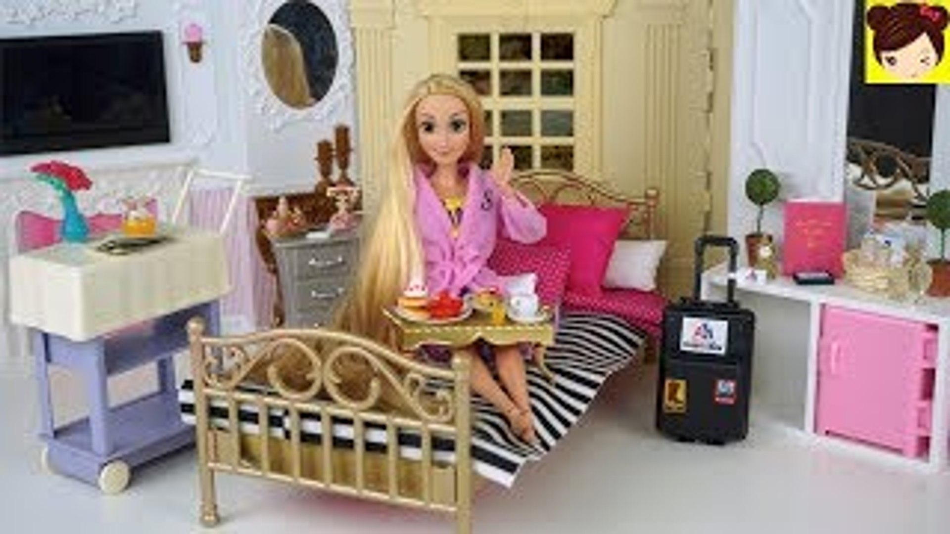 Rutina de Ma ana de Princesa Rapunzel en Cuarto de Hotel De Barbie Los Juguetes de Titi