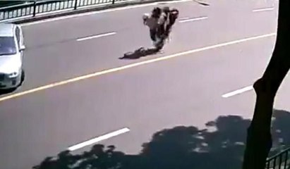 Sert fren yapan motosiklet takla attı