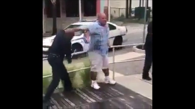 Des flics tentent de maitriser un homme qui est pourtant très calme... FAIL