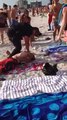 Un policier calme deux hommes sur une plage de floride... Costaud!