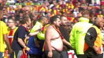 Mécontents, les supporters lensois envahissent la pelouse