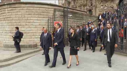 Aplausos y gritos de "viva el Rey" a su salida de la Sagrada Familia