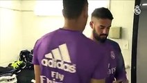 Keylor Navas peluqueando a Isco Alarcon en la concentración del Real Madrid