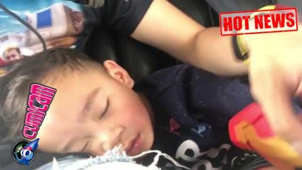 Hot News! Naik Helikopter, Rafathar Tidur Sambil Pegang Ini - Cumicam 20 Agustus 2017
