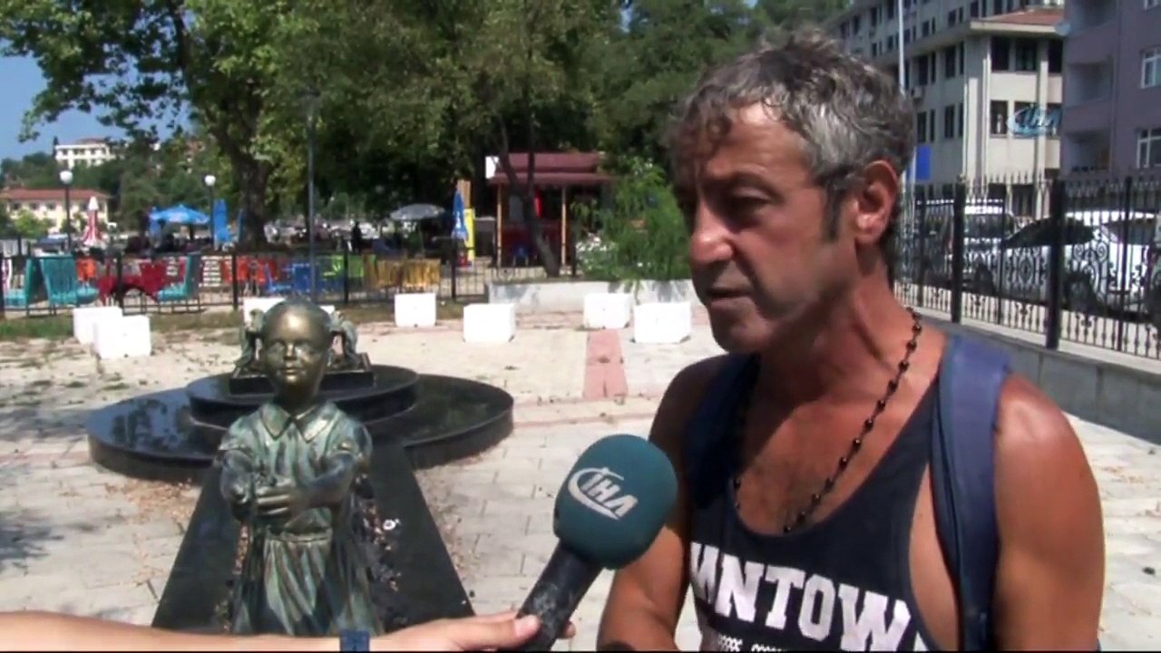 Atatürk’e Çiçek Hediye Eden Kızın Heykeline Saldırı