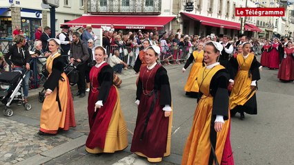 下载视频: Concarneau. Filets Bleus : grande parade sous un franc soleil