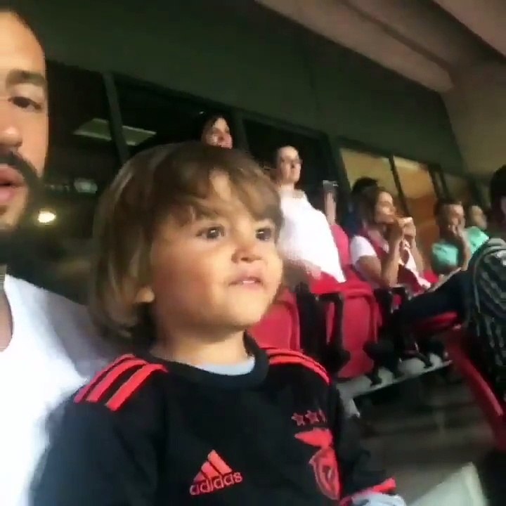 Filho de Simão Sabrosa canta pelo Benfica!