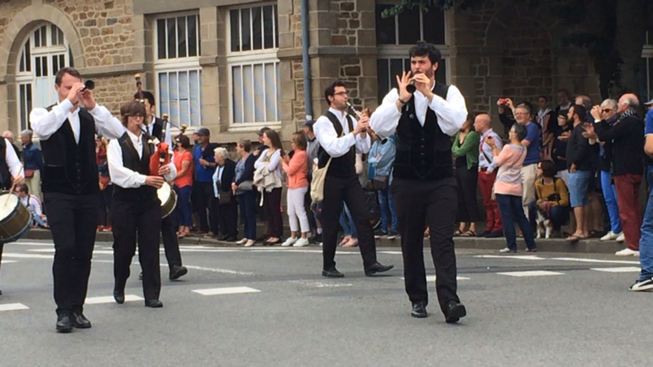 Kevrenn Alre applaudi par le public