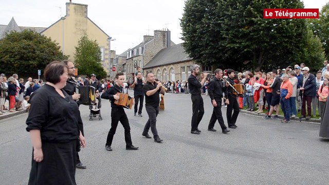 Saint-Loup. Les cercles de danses défilent dans Guingamp