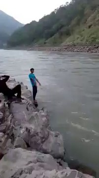 Doston sy Shart laga kar larky ny Darya men chalang laga de