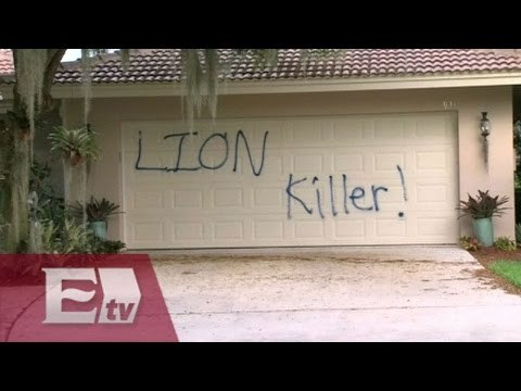 Personas indignadas vandalizan la casa de Walter Palmer, asesino del león Cecil/ Vianey Esquinca