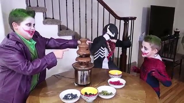 Бэтмен Битва Конфеты шоколад яйцо Фонтан гигант охота человек-паук сверхчеловек против Surp