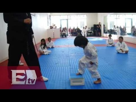 Niño provoca risas al romper una tabla en su clase de kárate tras varios intentos