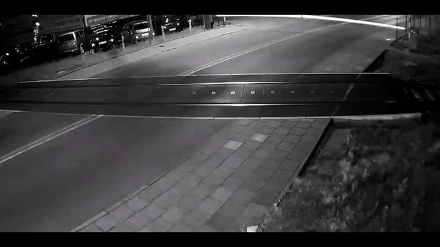 Un conducteur percute la barrière à un passage à niveau,il a failli se faire écraser par un train !