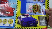 Un en coches juguetes revista Sr. Max con una máquina carretilla desembalar los huevos con un juguete Disney unboxing