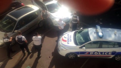 下载视频: La police tire sur un agresseur armé d'un couteau qui voulait prendre la fuite !