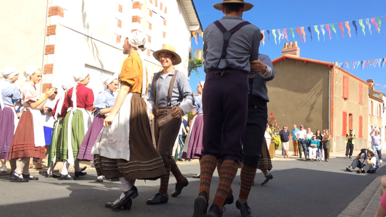 Parade à Globe and folk