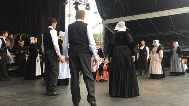 Kerlenn Pondi rend hommage à l'abbé François Cadic